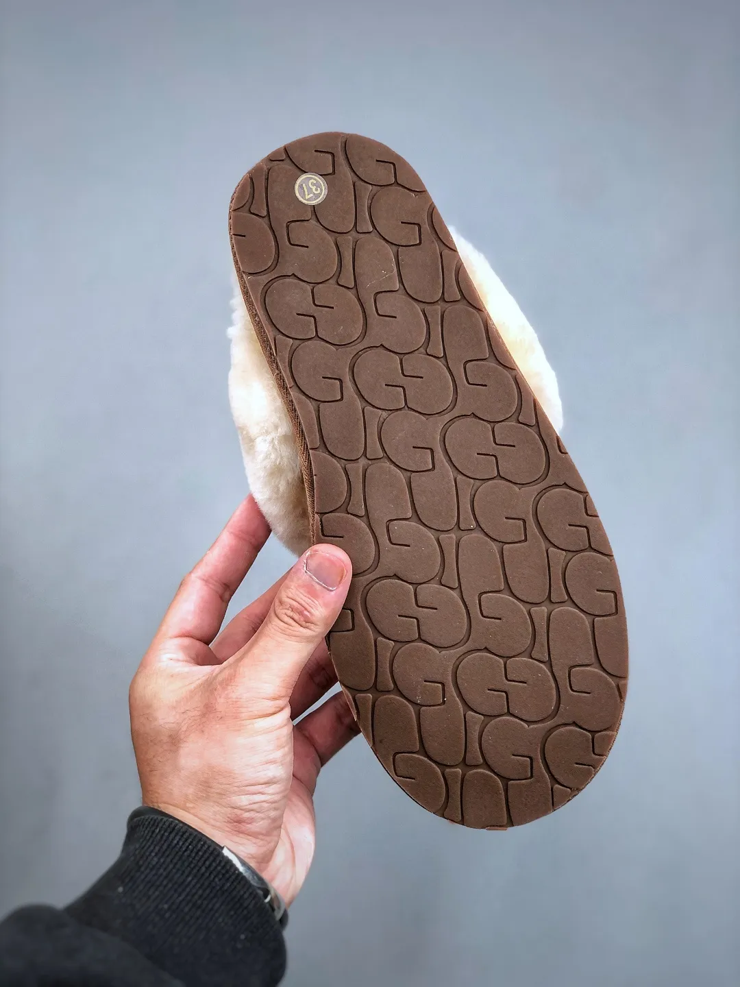 Local pick-up💰480 supports store placement. The top version on the market, UGG Star Slippers, 1cm thin sole, women's snow boots, produced by a major foreign trade factory in Guangzhou. Real sheep fur from toe to insole. Independent outer box packaging. Chip with waterproof technology. Different from any version on the market. Independent original development of outsole. Cashmere insole. Keep warm when going out in winter. It is a very suitable choice for home use. In recent years, UUG has launched a series of styles, which are partly preferred by young consumers. It has also moved to the forefront of fashion trends. Shoe body material: water-repellent coated suede upper, 17mm UGGPURE™ implanted wool insole, lightweight non-slip comfortable rubber outsole, brand LOGO, complete package, size: 35-40